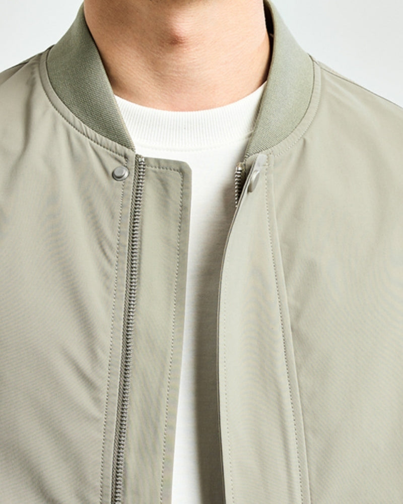 Minimalistischer Bomber Jacket